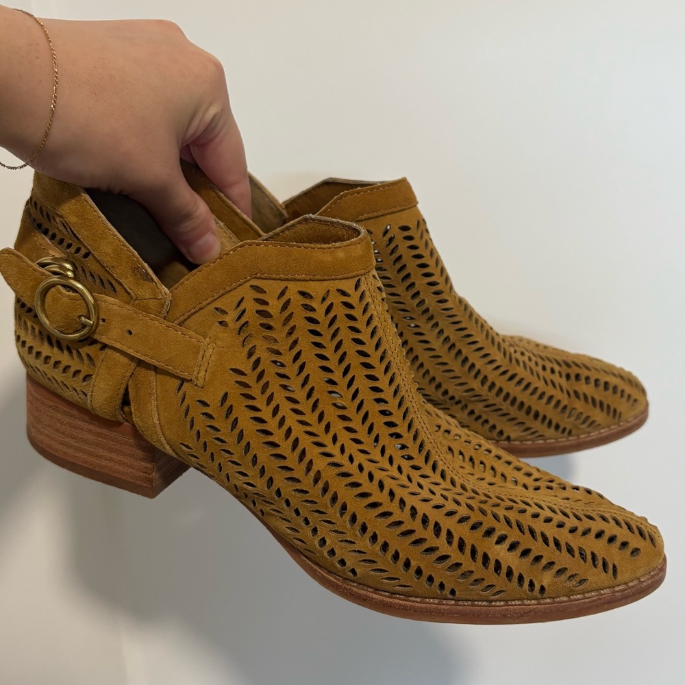 Vince Camuto Perforated Fall Ankle Boots Women's Size 7